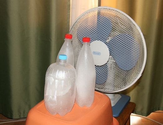 вентилятор и бутылки со льдом фото