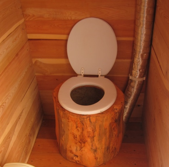 туалет дома в деревне