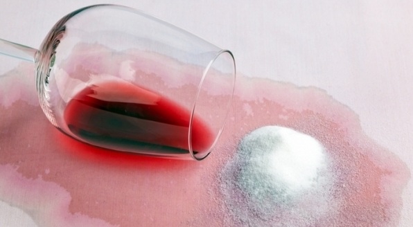 соль на пятне от красного вина фото