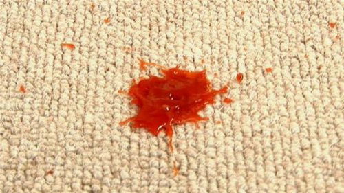 фото томатного пятна на ковре