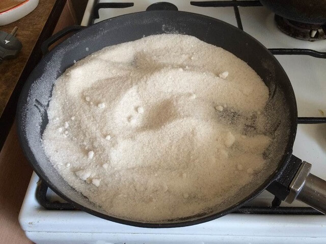 фото чистки сковородки от нагара солью
