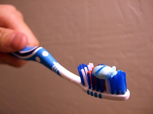 фото правильного количества зубной пасты на щетке
