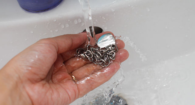 фото мытья цепочки из серебра