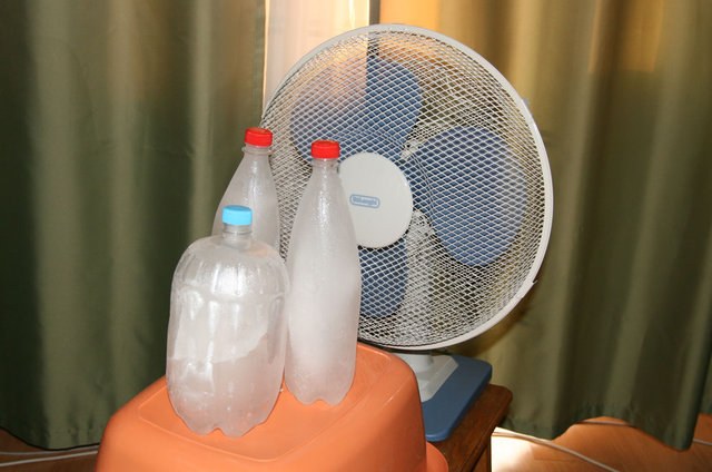 фото как охладить комнату вентилятором и льдом